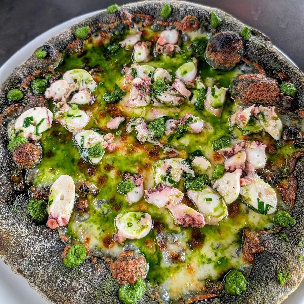 Schwarze Pizza Mit Oktopus