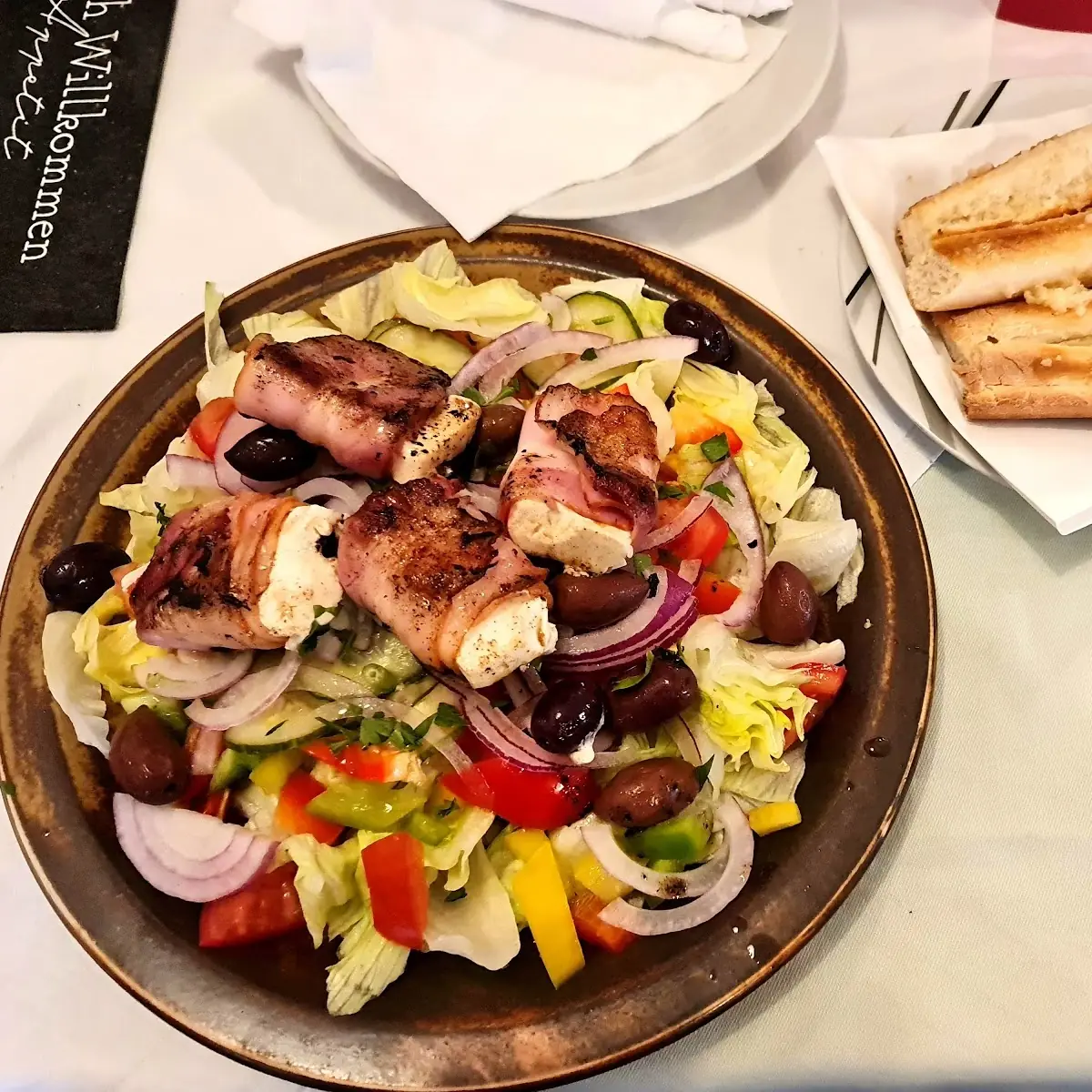 Schafskäse Im Speckmantel Auf Griechischer Salat