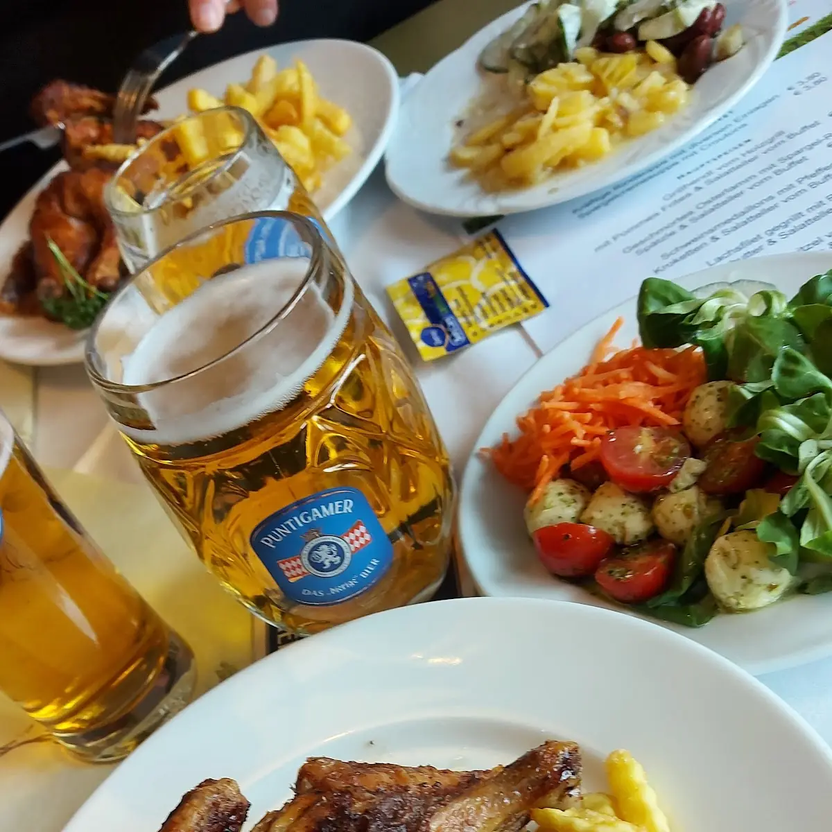 Grillhuhn Mit Pommes Und Salat Vom Buffet