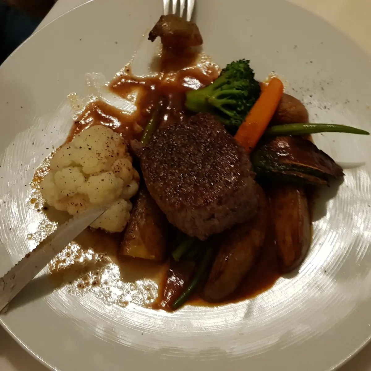 Rinderfilet-steak Mit Kartoffeln Und Gemüse