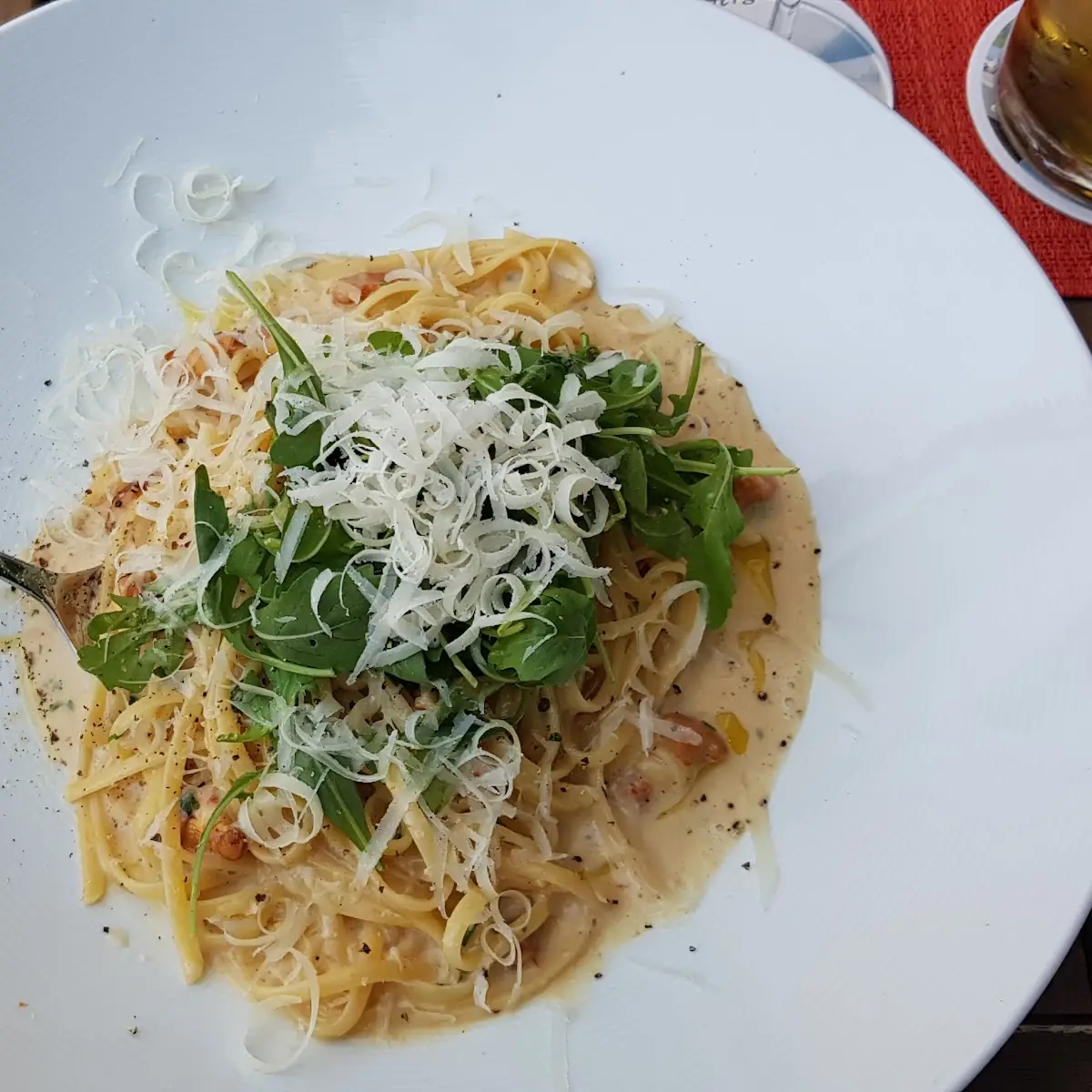 Spaghettini Mit Eierschwammerlsauce Rucola Und Parmesan
