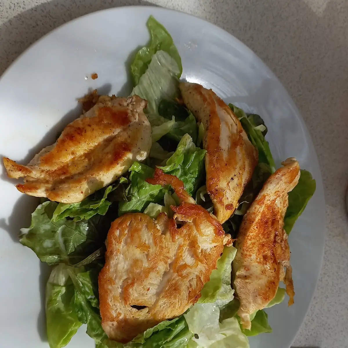 Gegrillte Hühnerstreifen Auf Blattsalat