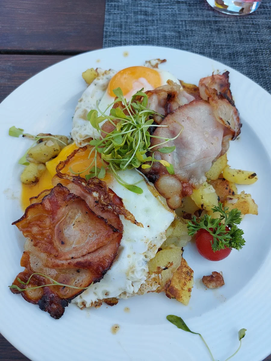 Röstkartoffel Mit Spiegelei Und Speck