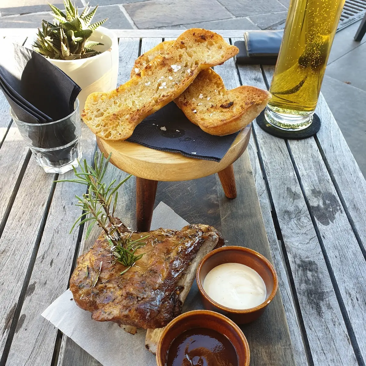 Ripperl Mit Knoblauchbrot