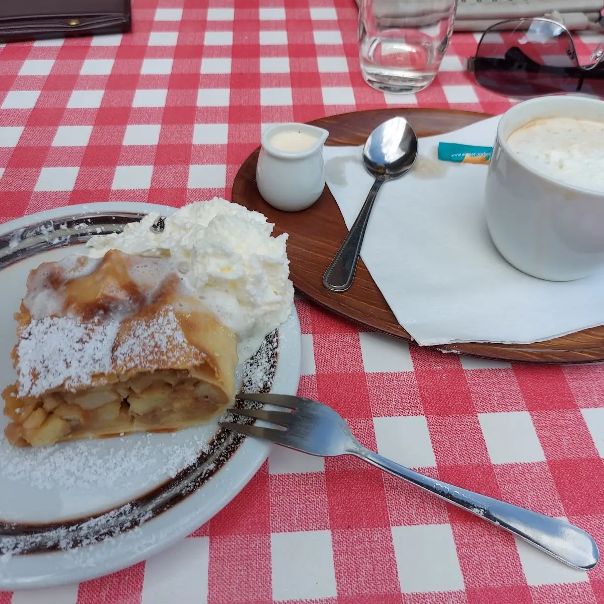Apfelstrudel Mit Sahne