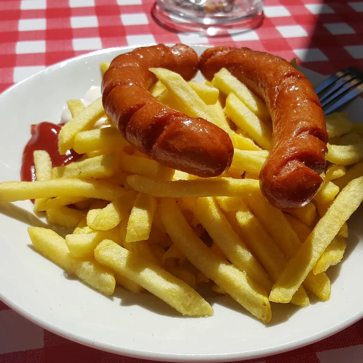Pommes Mit Würstel