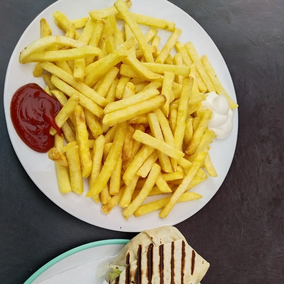 Dürüm Und Eine Portion Pommes