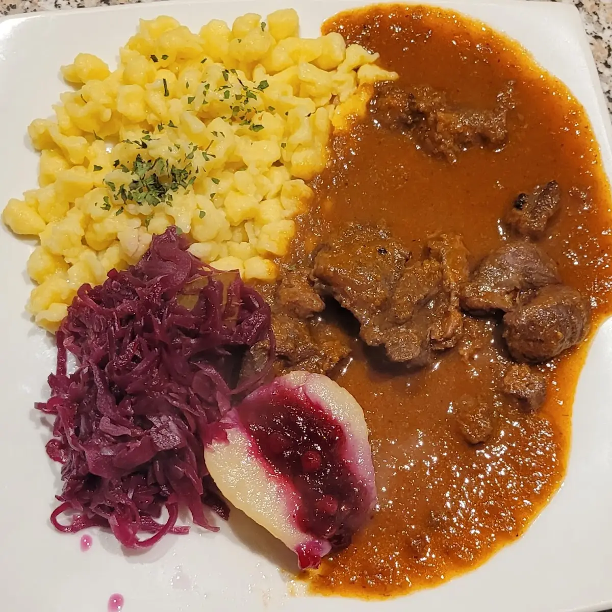 Rehragout Mit Spätzle Und Rotkraut