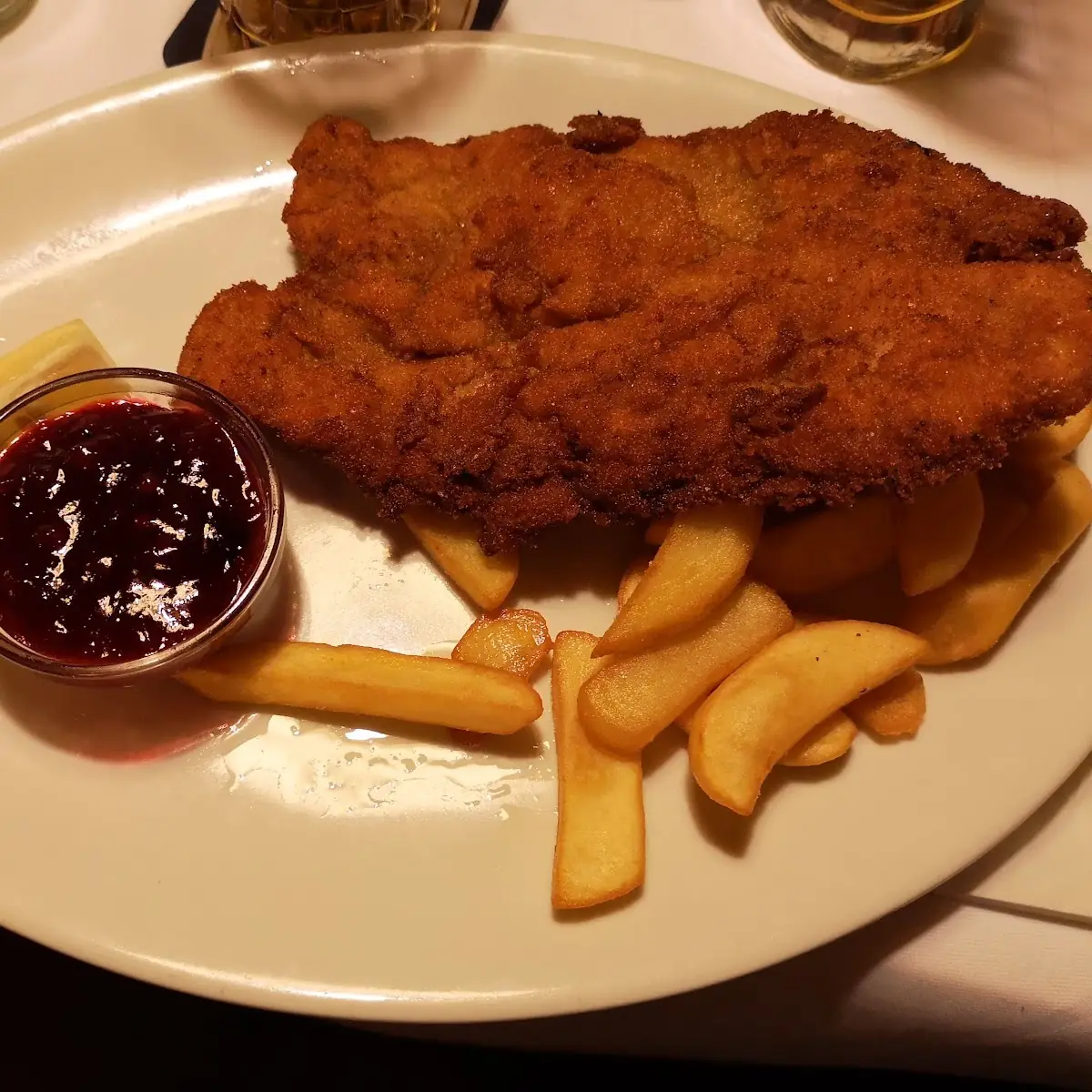 Wienerschitzel Mit Pommes U Gemuse
