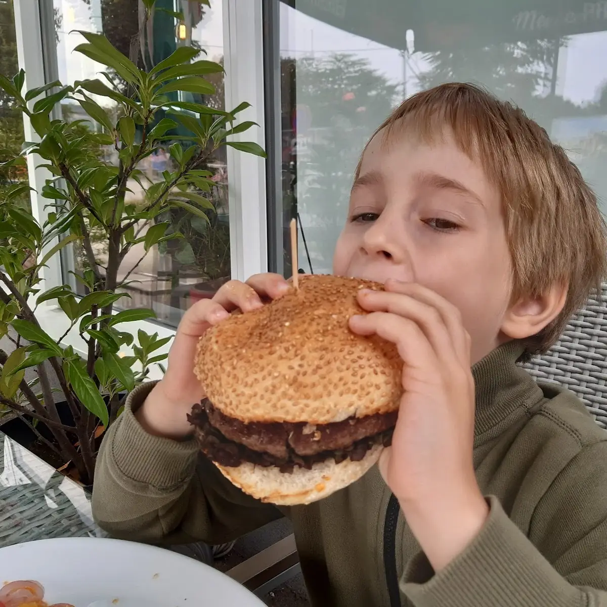 Ein Burger Mit Pommes