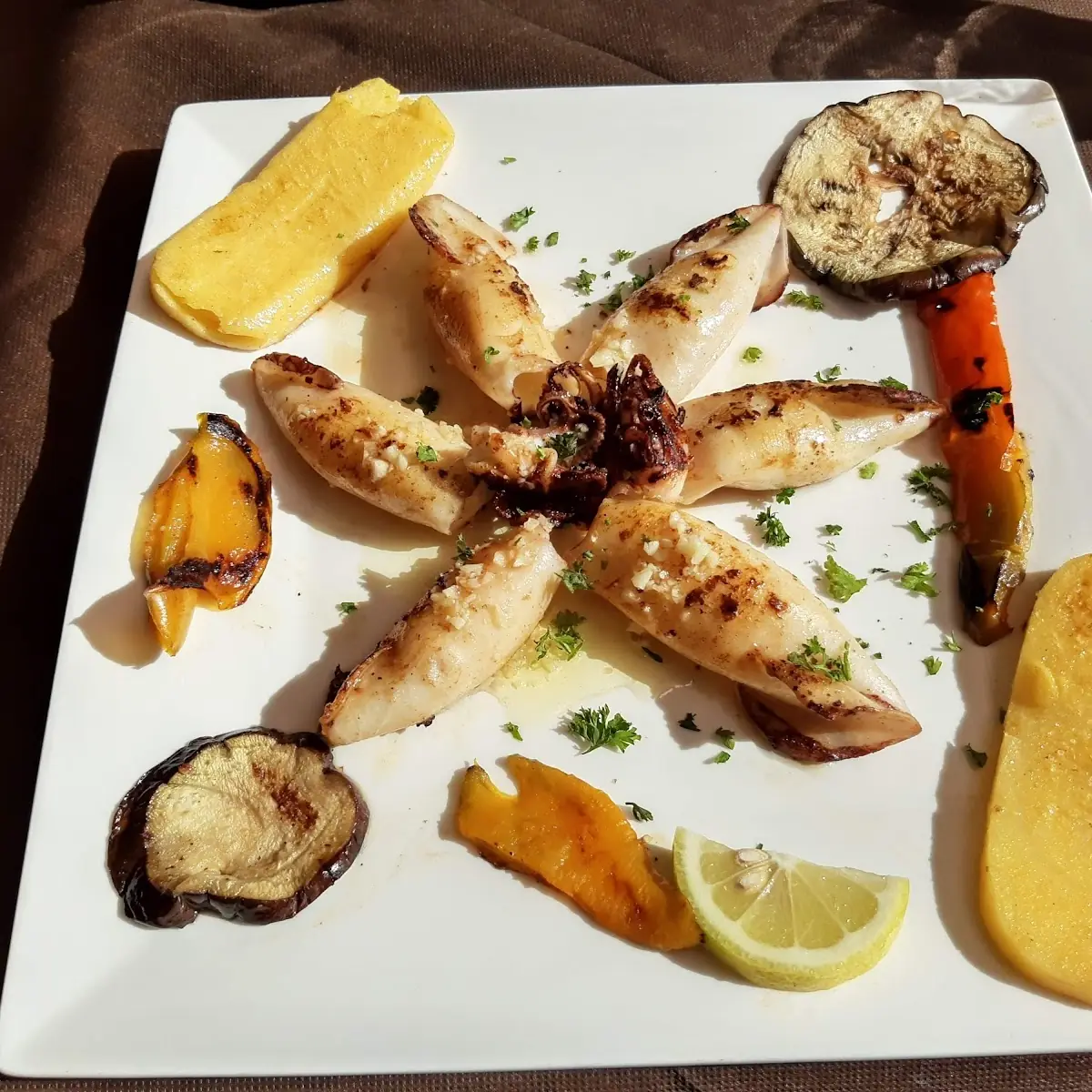 Calamari Gegrillt Mit Polenta