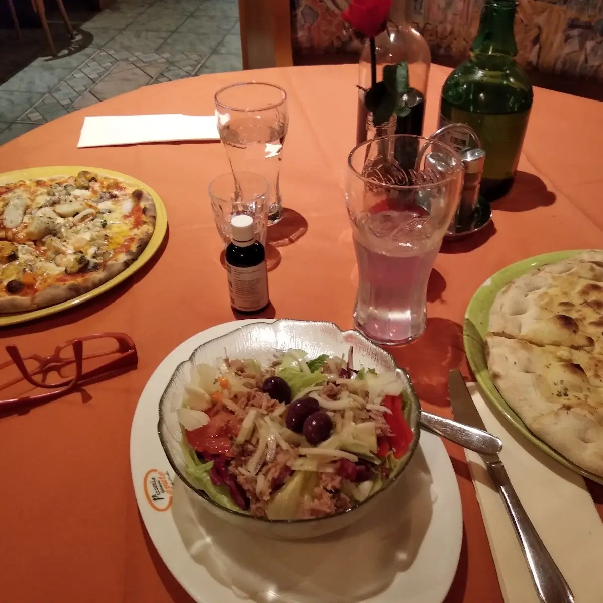 Pikanter Salat Mit Thunfisch Und Pizzabrot