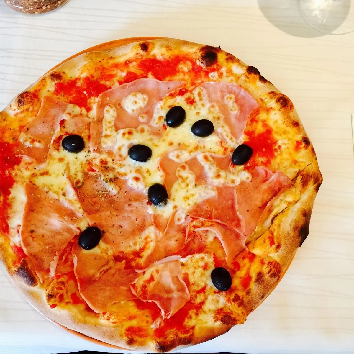 Pizza Cardinale Mit Oliven