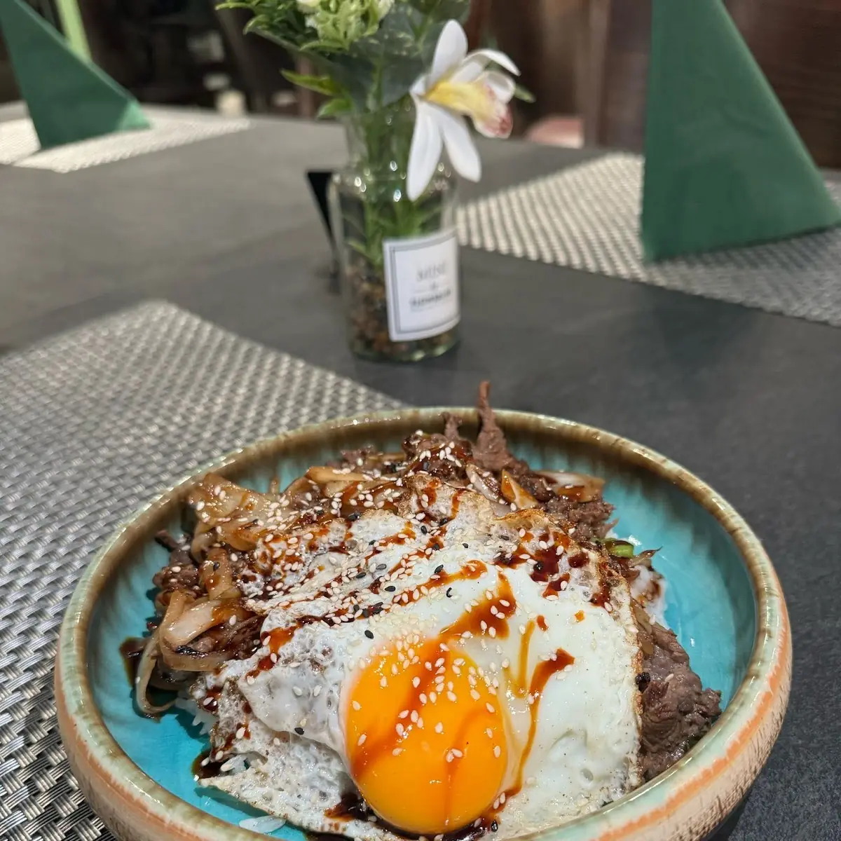 H12 Bulgogi Rindfleisch Mit Zwiebeln Spiegelei Und Reis