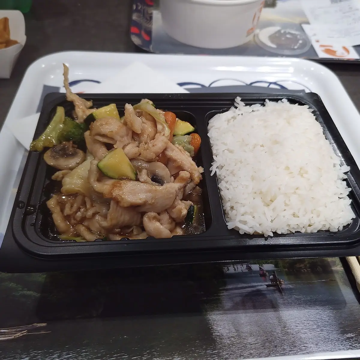 Kleines Hühnerfleisch Mit Gemüse, KungFu - Wok | Reis | Nudeln
