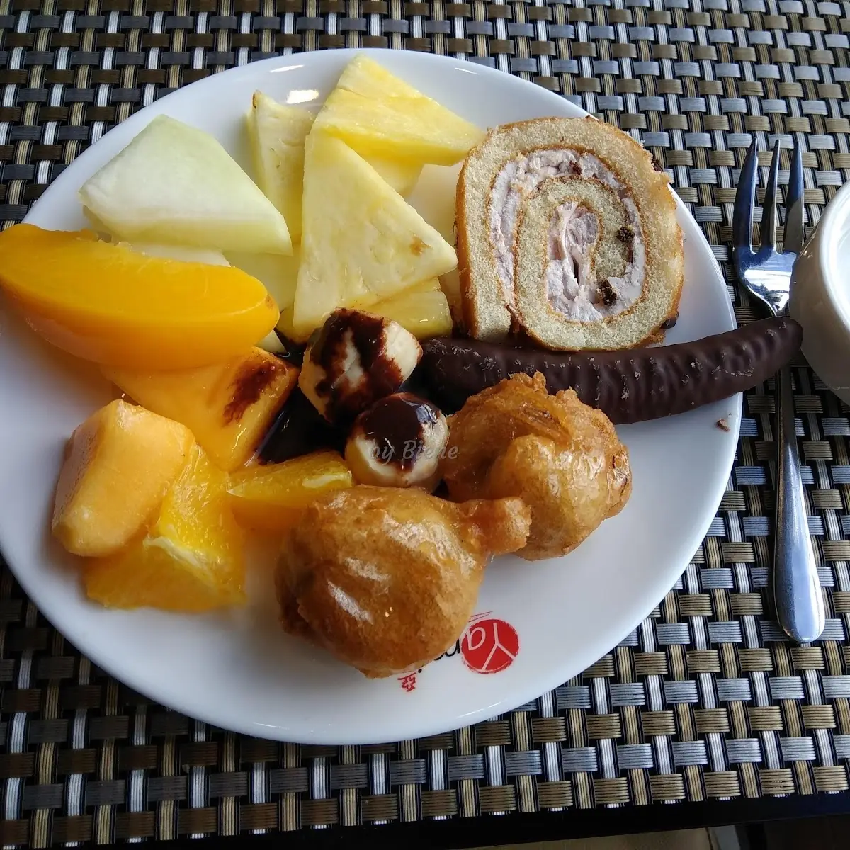 Frische Ananas Mit Gebackenen Bananen Roulade