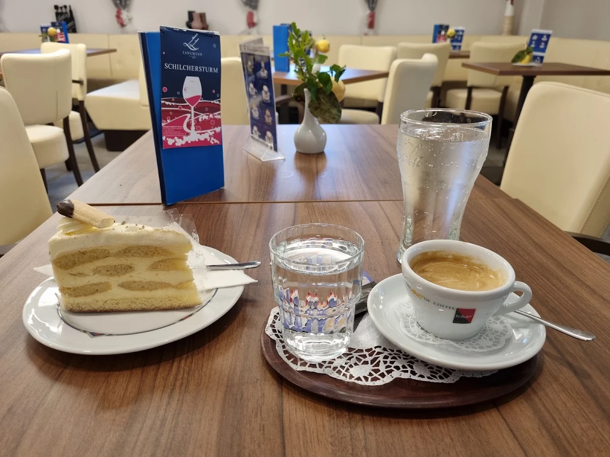 Grosser Brauner Und Malakoff-torte
