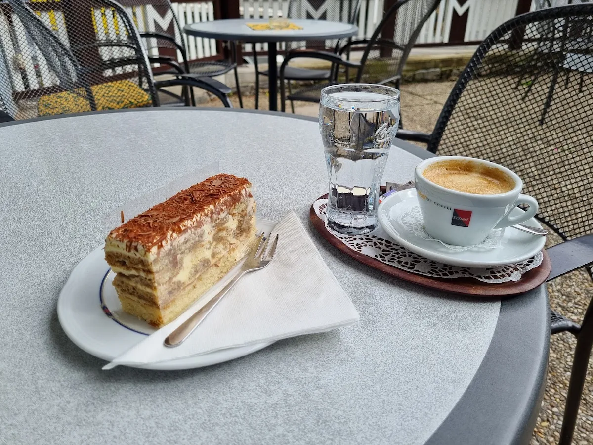 Grosser Brauner Und Tiramisu