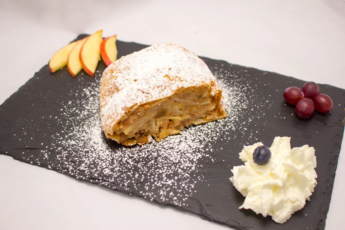 Apfel- Oder Topfenstrudel
