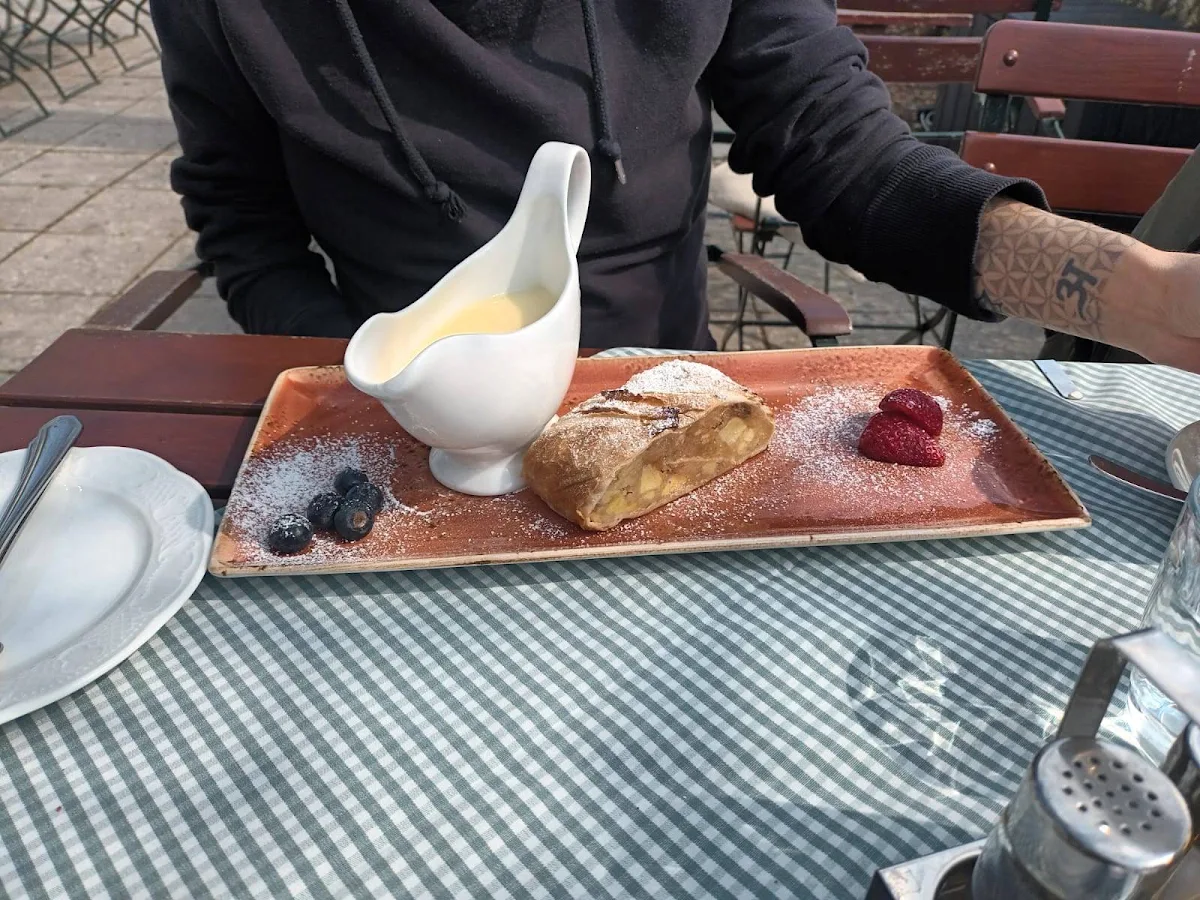 Hausgemachter Apfelstrudel Mit Vanillesauce