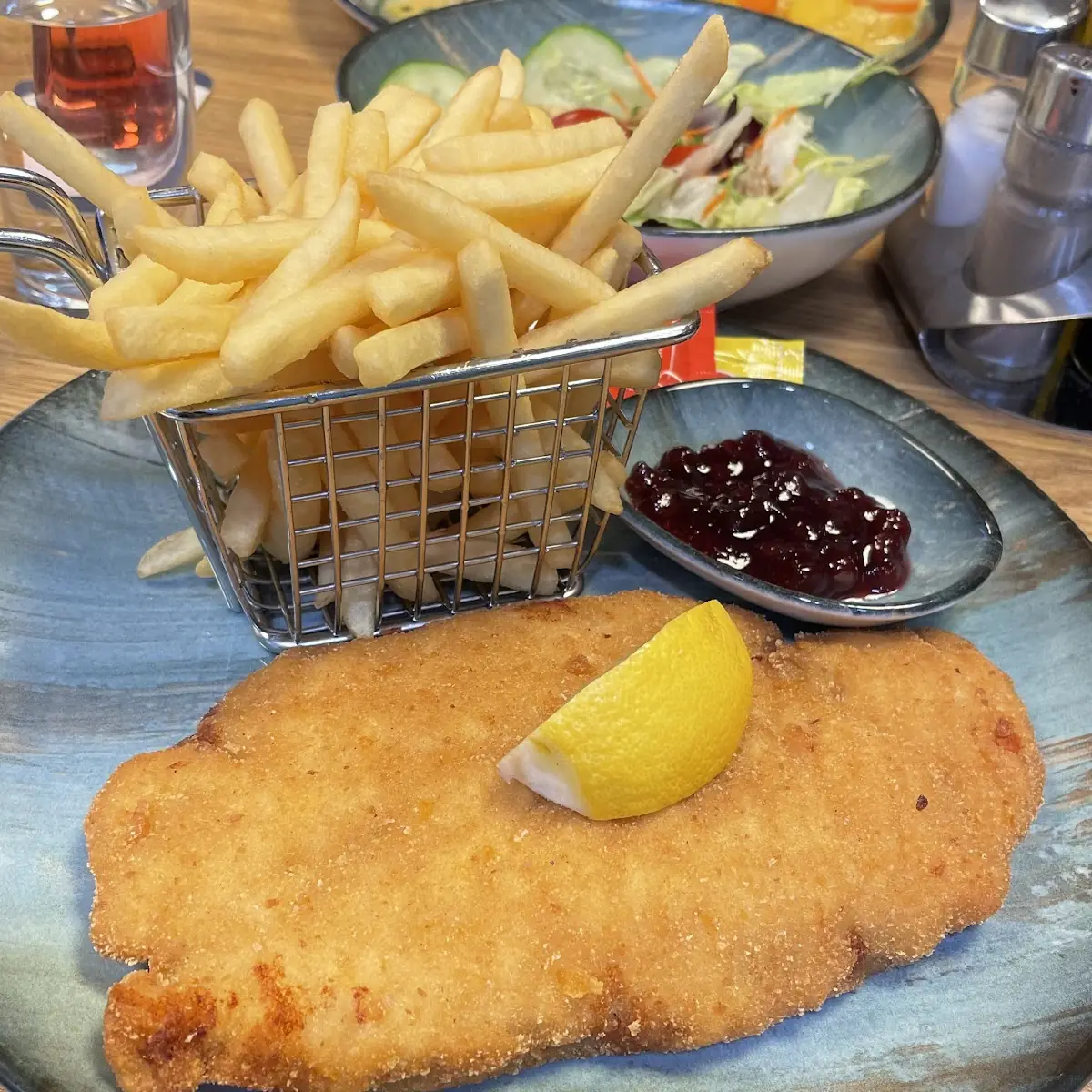 Hühnerschnitzel Mit Pommes