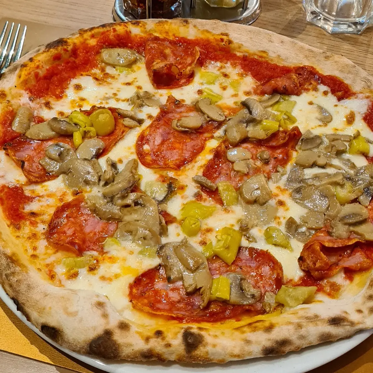 Pizza Diavolo Mit Champignons