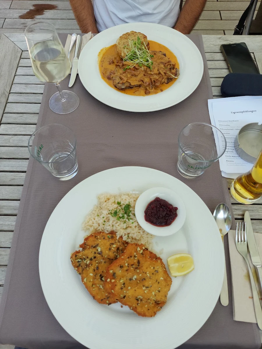 Steirerschnitzel Mit Reis Und Preiselbeeren