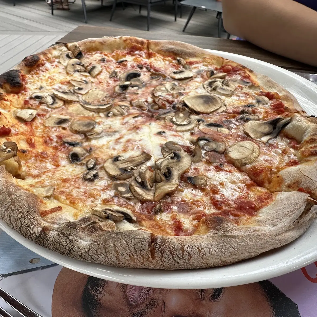 Pizza Mit Frischen Champignons