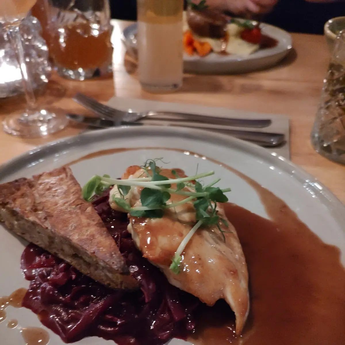 Hühnerbrust Mit Maroni-kartoffel-küchlein Und Rotkraut