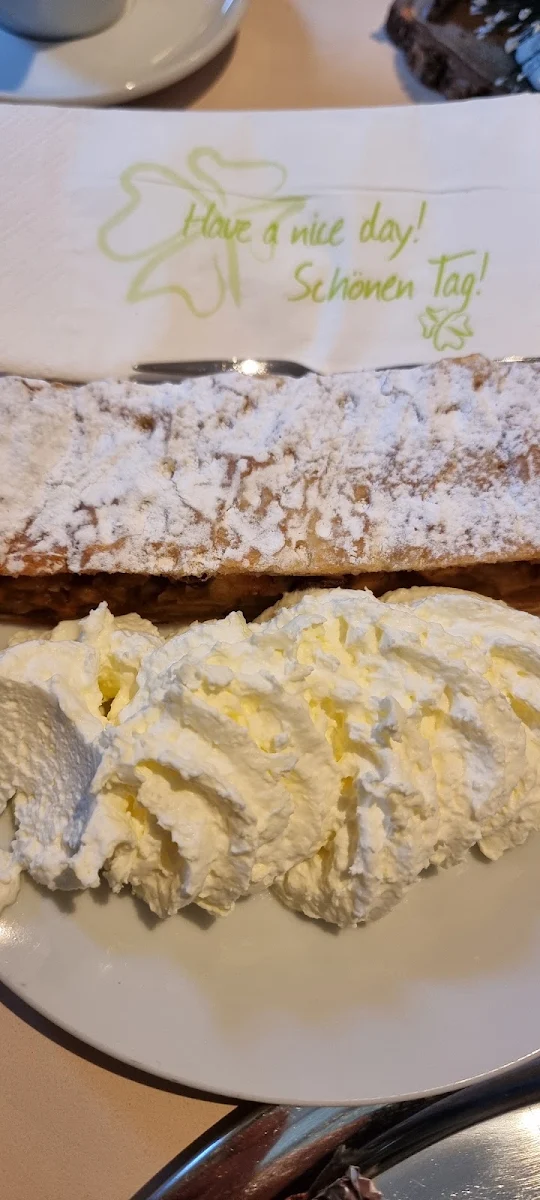 Apfelstrudel Mit Sahne