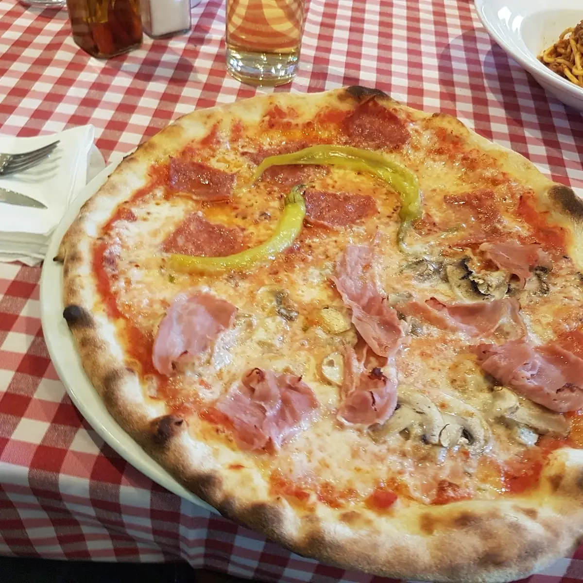 Pizza Halb Capricciosa Halb Diavolo