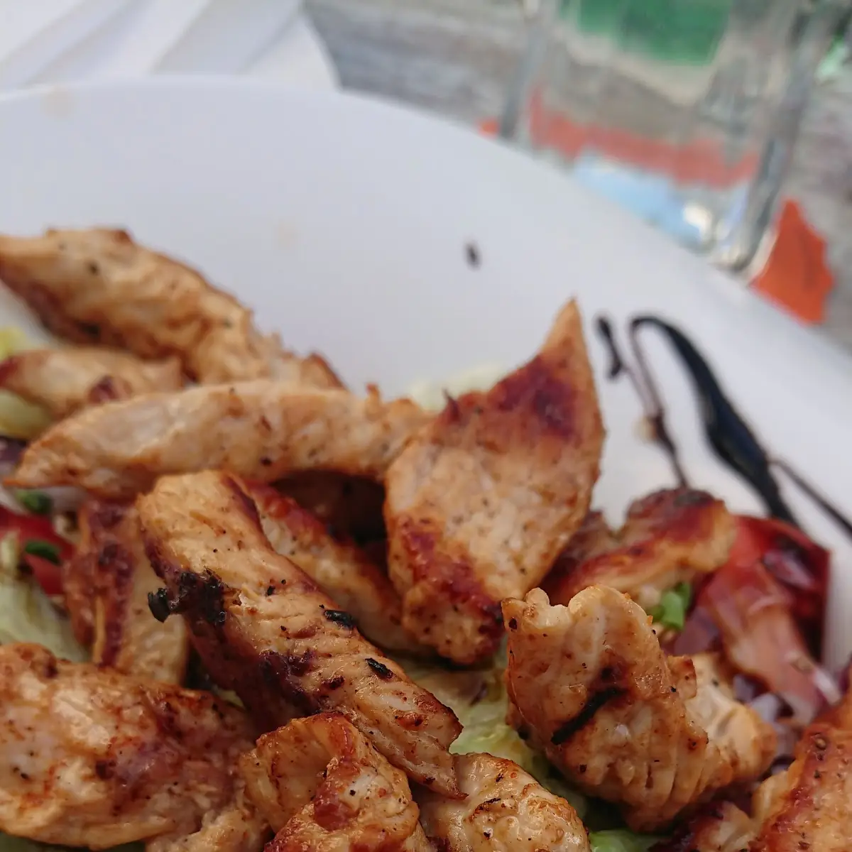 Gebratene Putenstreifen Auf Blattsalat