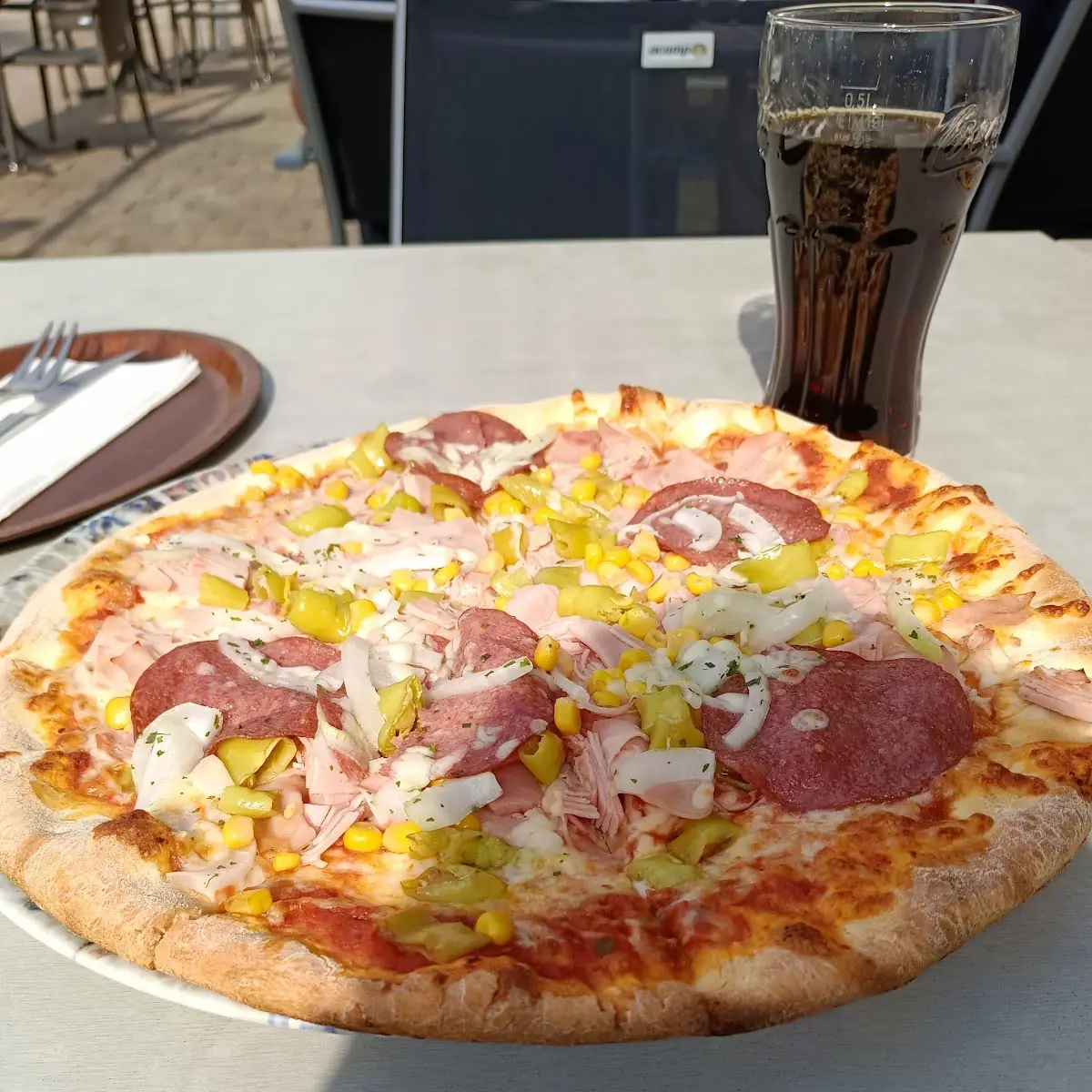Pizza Provenciale Mit Extra Salami Und Zwiebeln