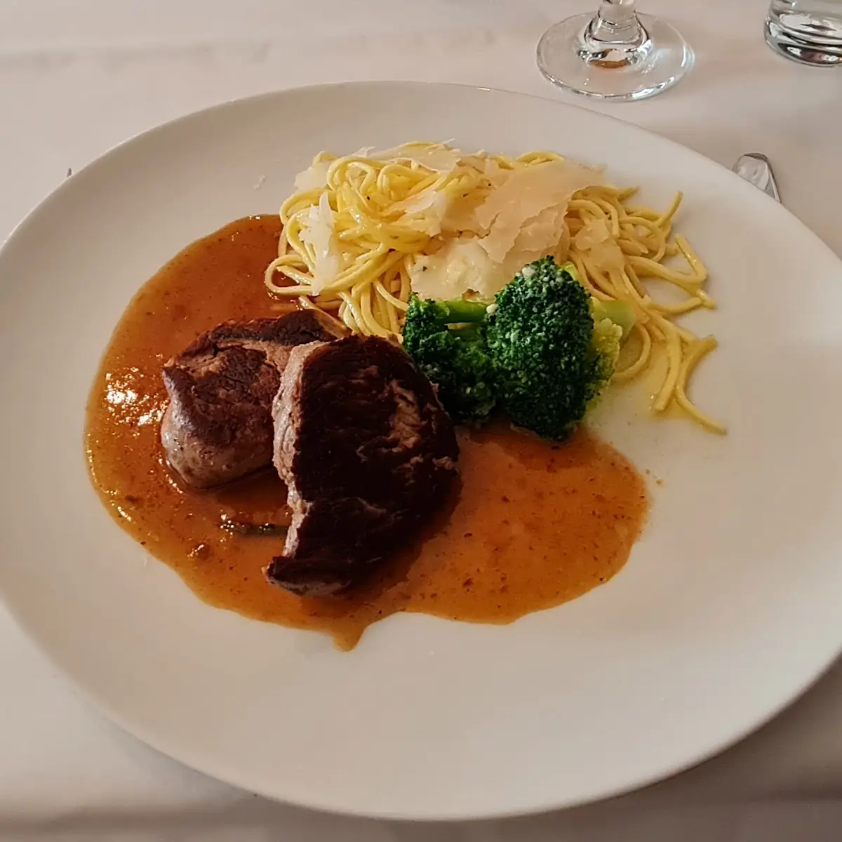 Getrüffelte Nudeln Mit Schweinsmedaillons