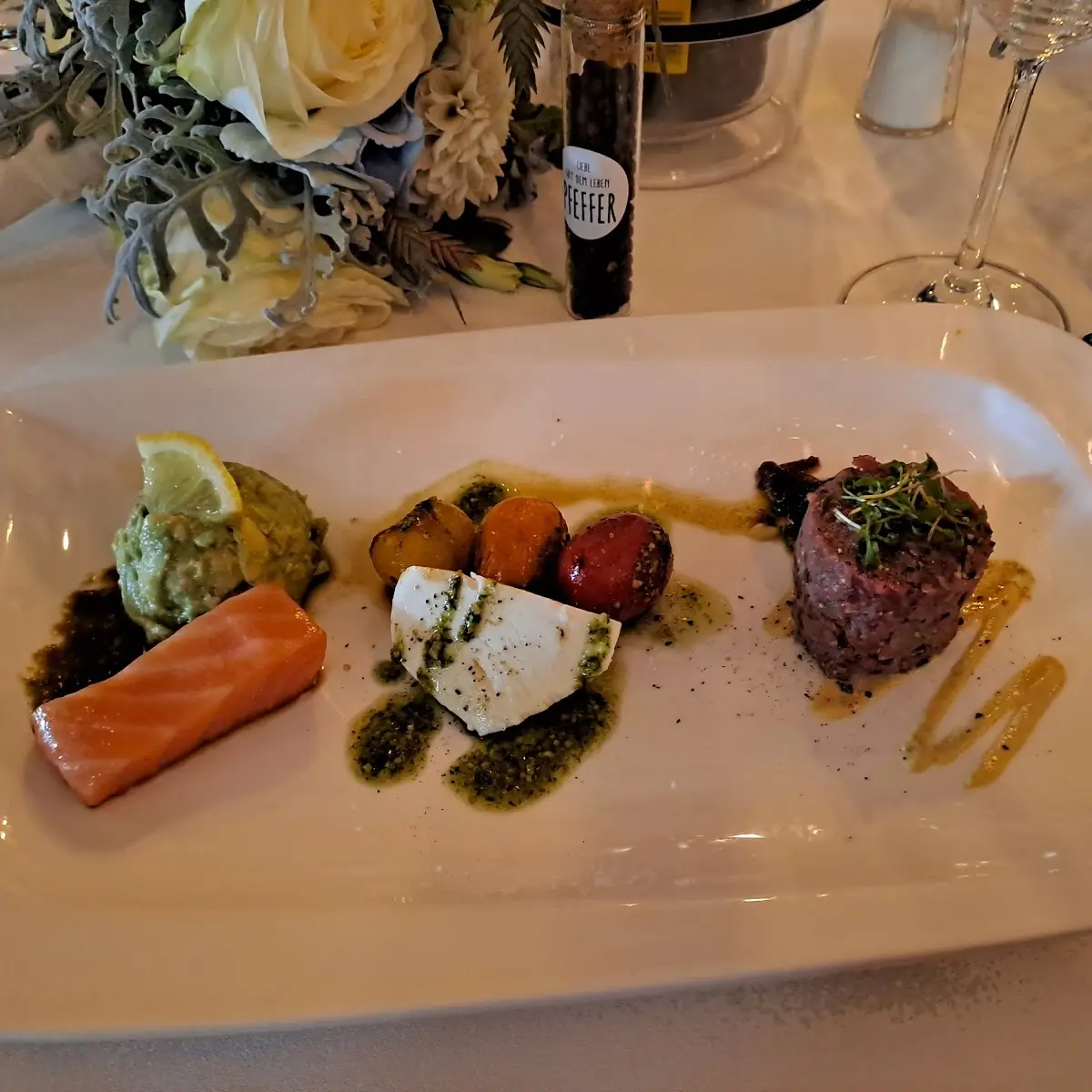 Hausgebeizter Wildlachs Beef Tartare Mozarelle Mit Tomaten