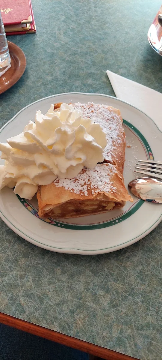 Apfelstrudel Mit Schlagsahne