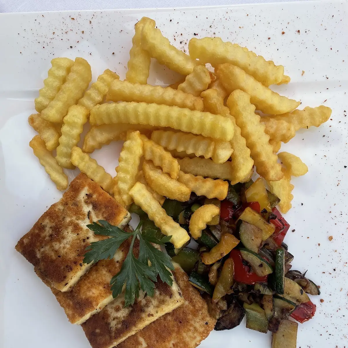 Grillkäse Mit Gemüse Und Pommes