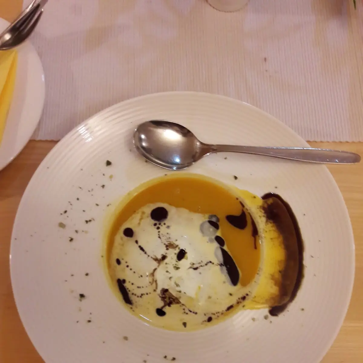 Kubus Crème Soep Met Slagroom En Kurbiskernolie