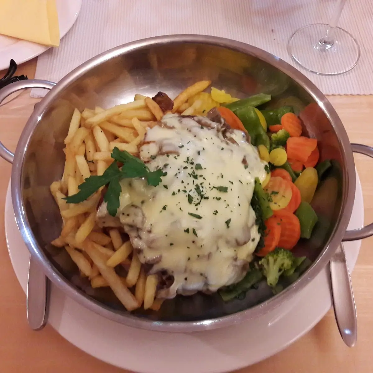 Steak Bedekt Met Champignons Met Kaas Gegratineerd Geserveerd Met Groenten En Frieten