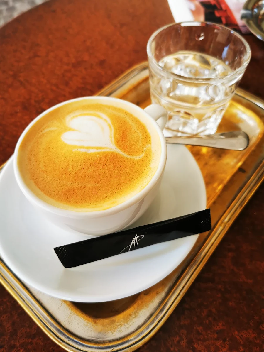 Eine Tasse Cappuccino