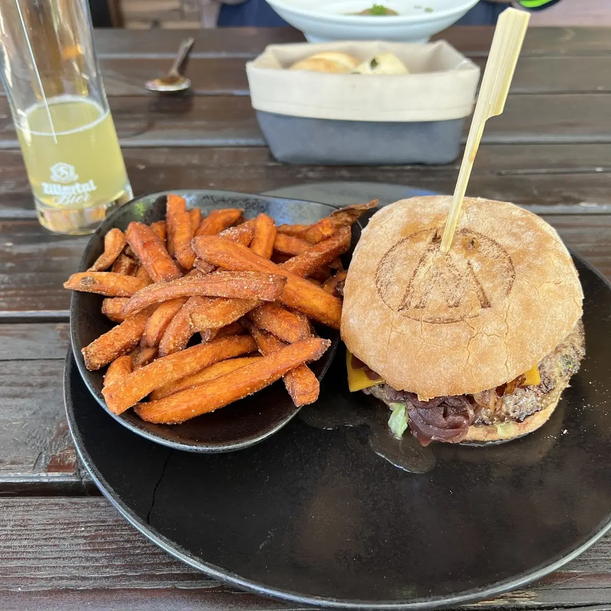 Alte Mittel Burger Mit Süßkartoffelpommes