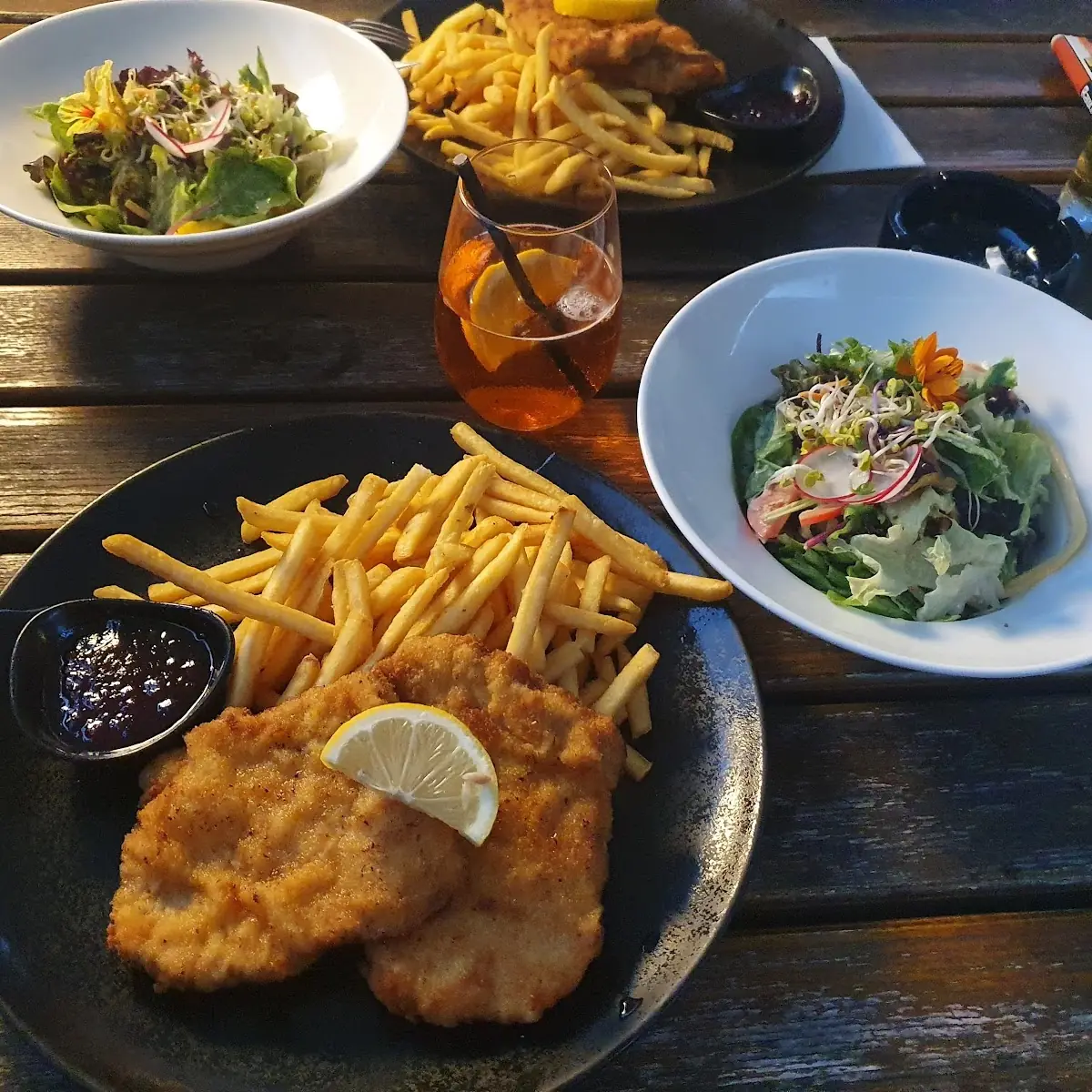 Schnitzel Mit Pommes Und Preiselbeermarmelade