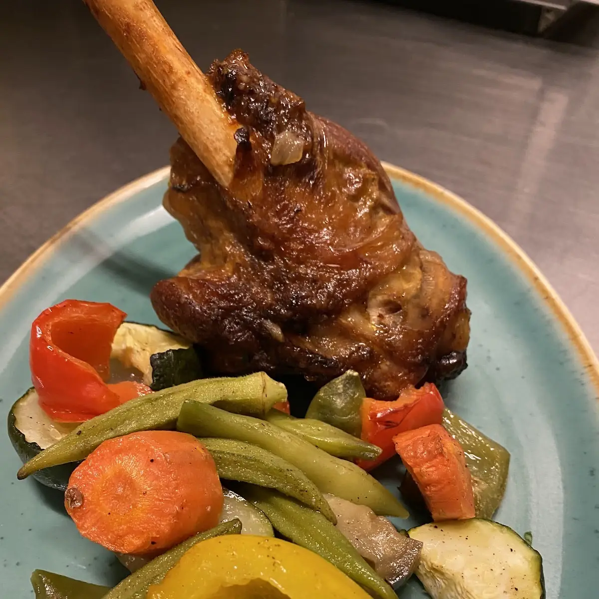 Lammstelze Mit Gemüse