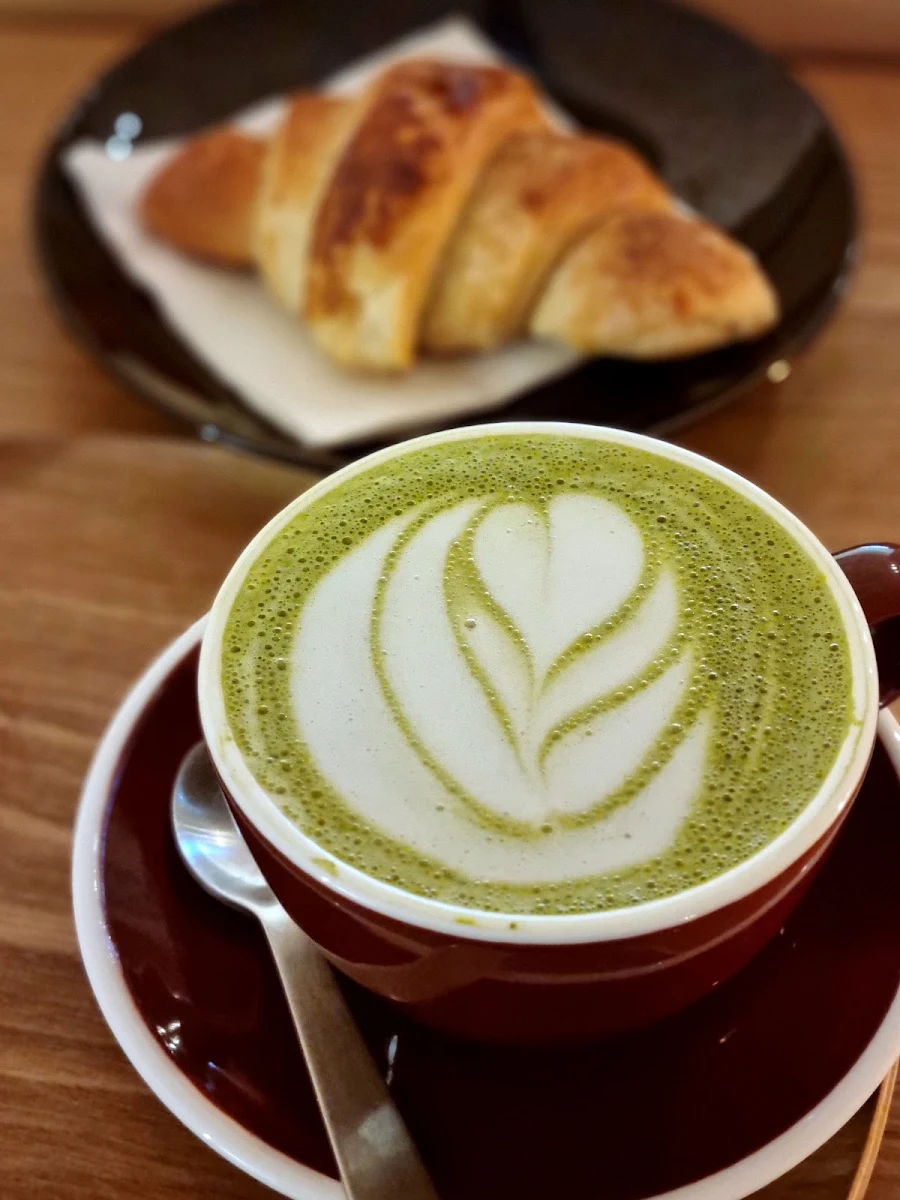 Veganer Matcha Latte Und Veganes Croissant
