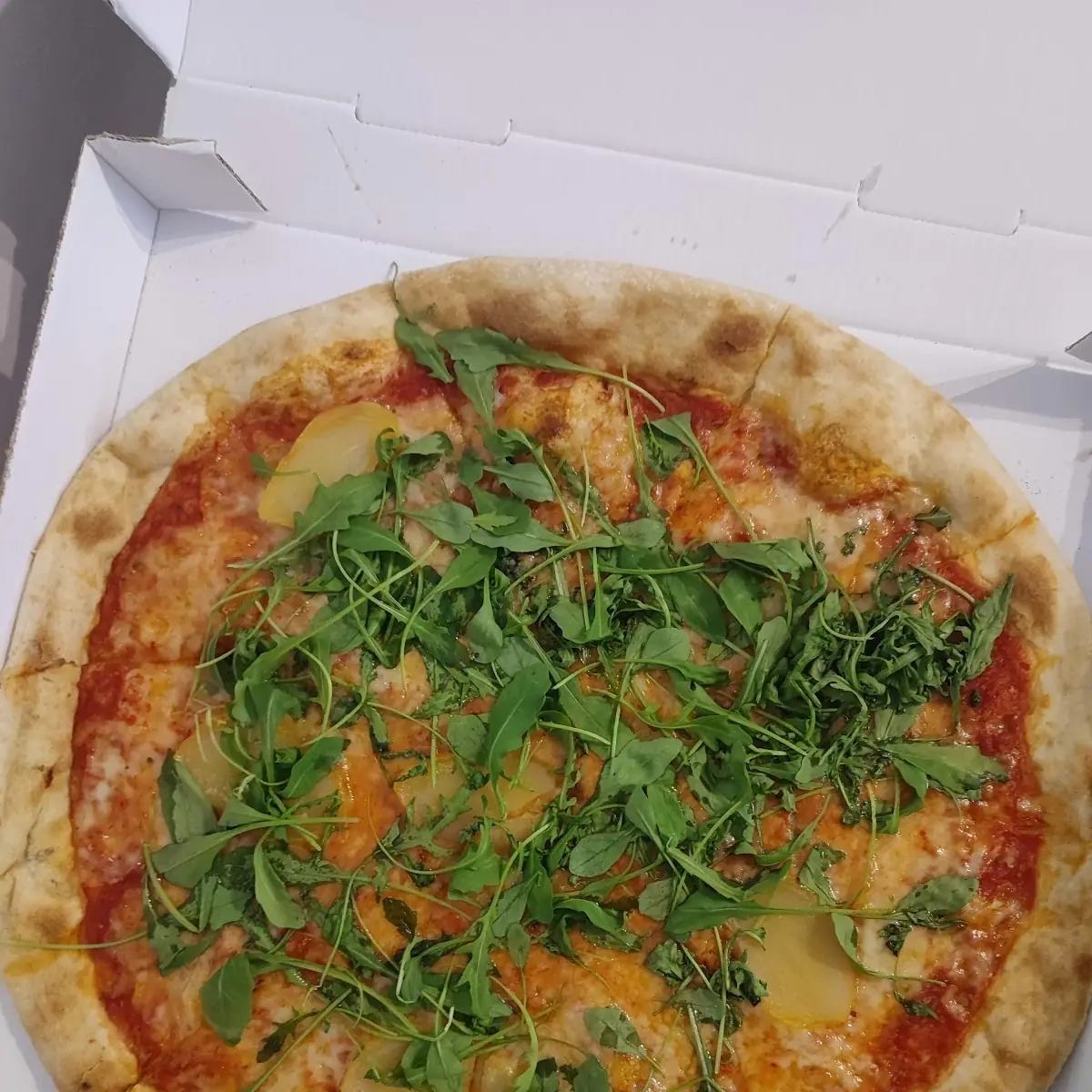 Pizza Mit Rucola Und Kartoffeln