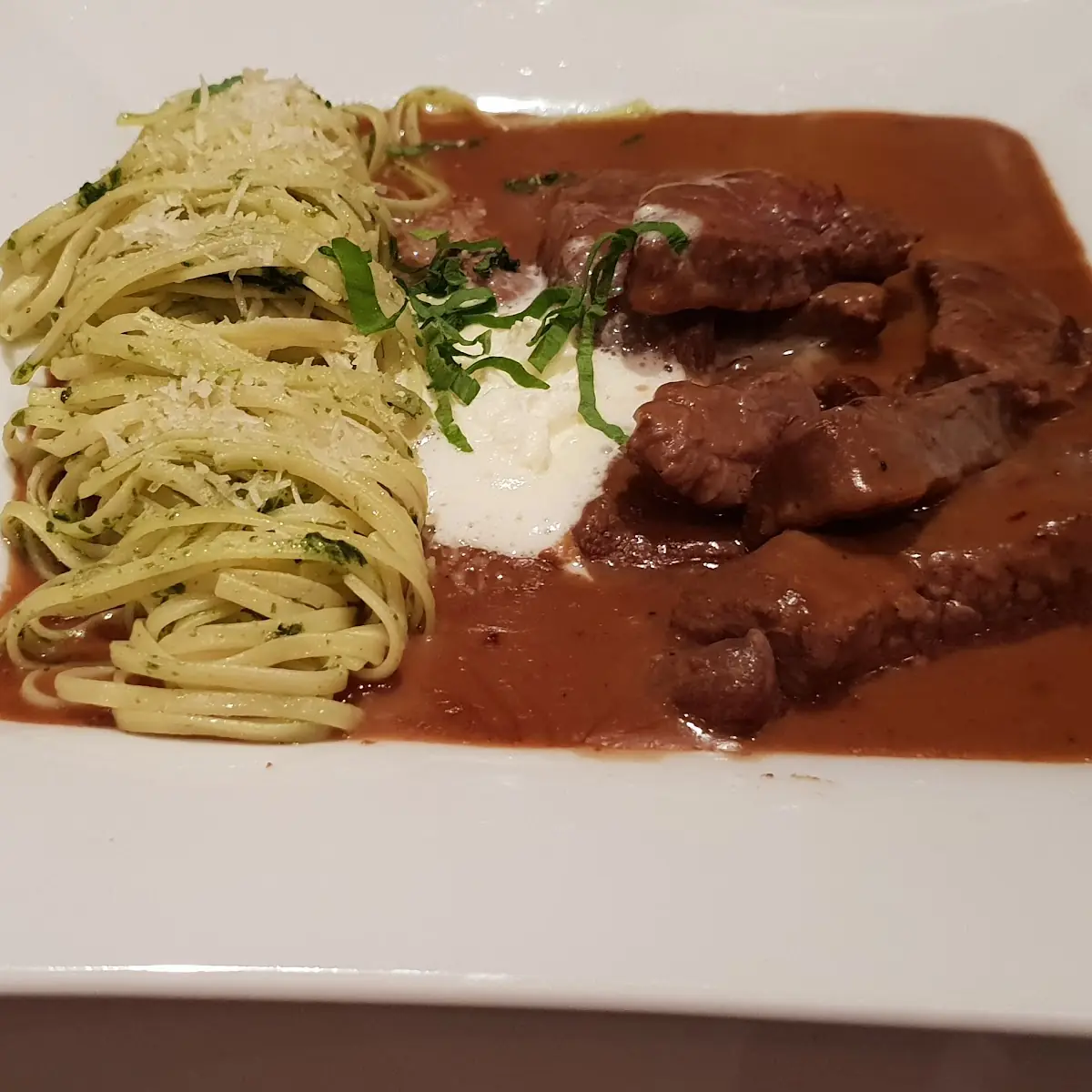 Rinderfiletspitzen In Whiskey-pfeffersauce Mit Kräuternudel