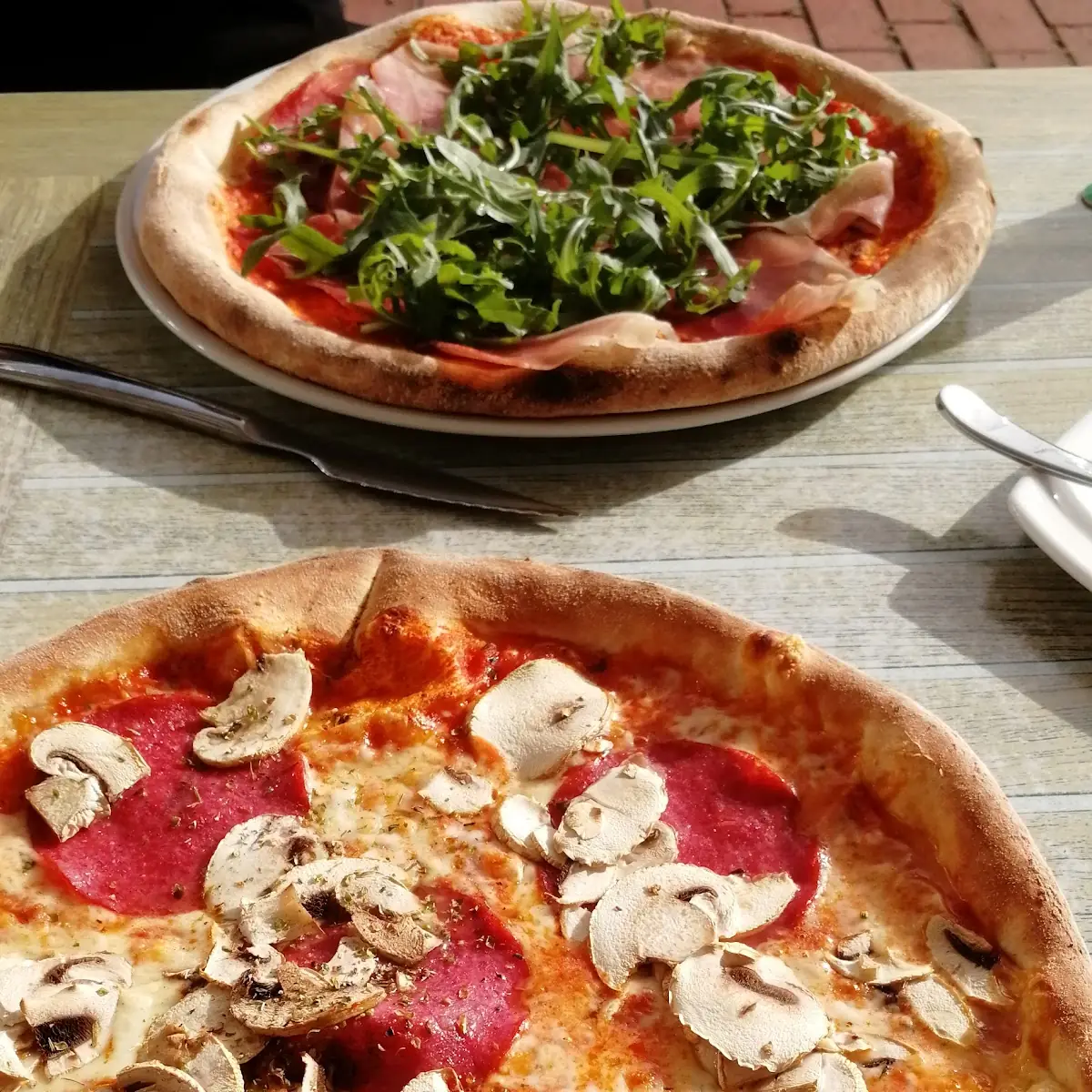 Pizza Mit Salami Und Champignons