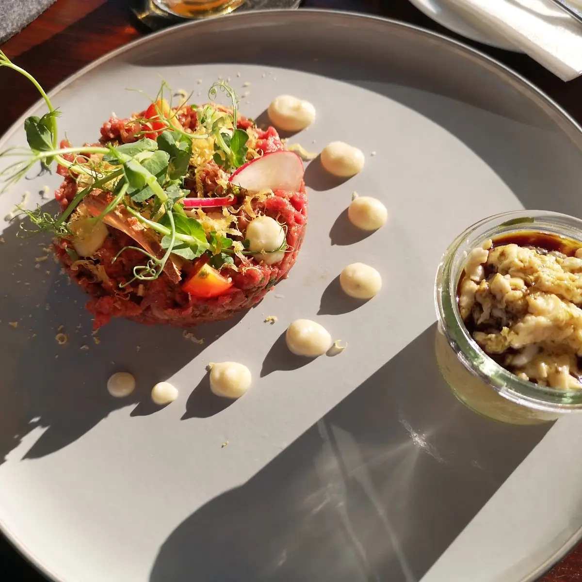 Beef Tartare Mit Einer Kleinen Eierspeise