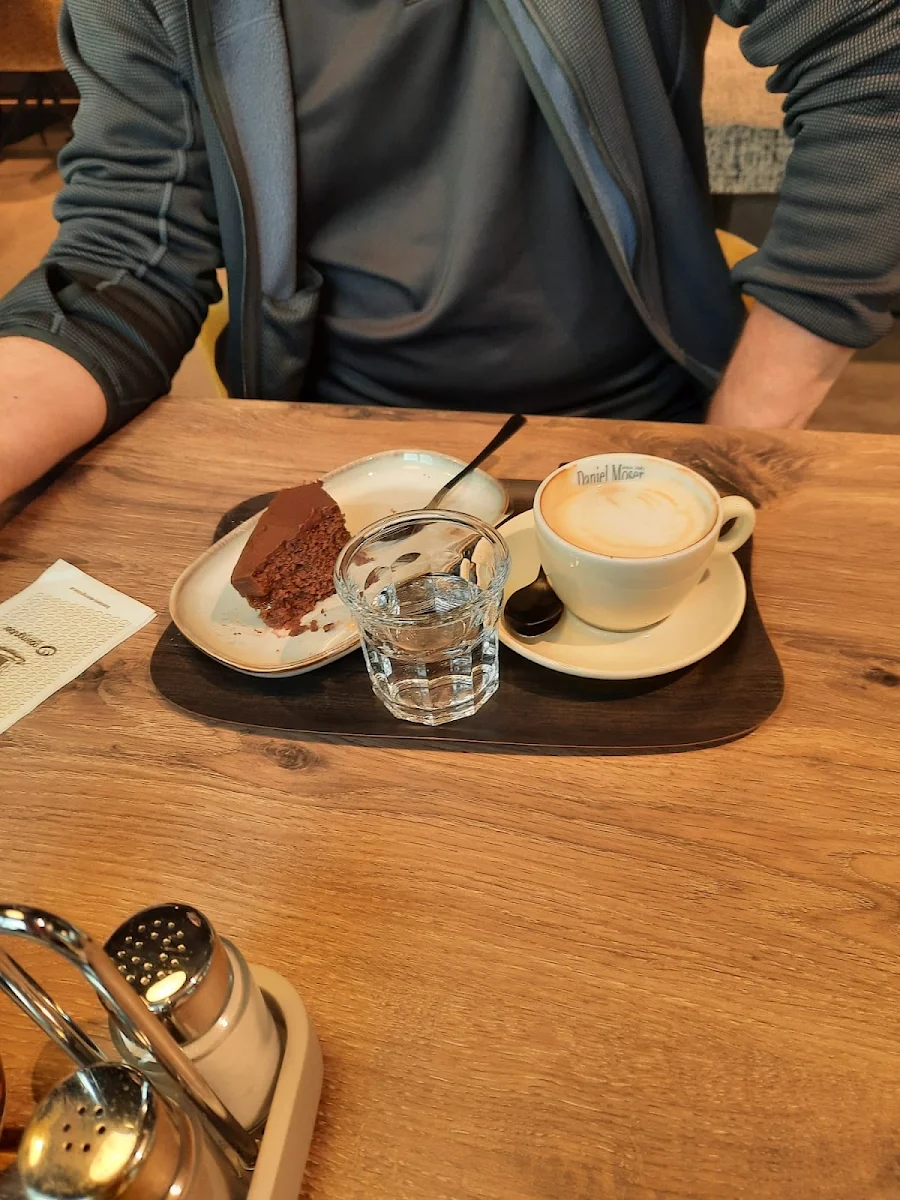 Sacherschnitte Mit Cappuccino