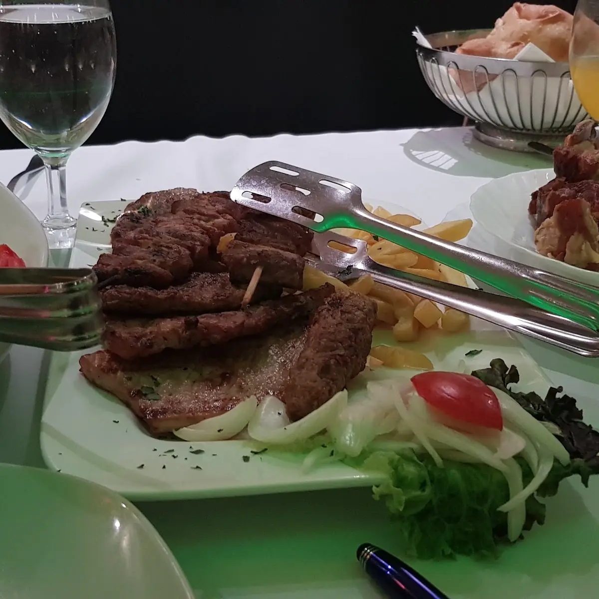 Mešano Meso Sa Ražnja Mešana Salata Meso Ispod Saca I Krompir